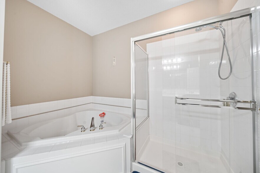 Building Photo - 4939 Stonehaven Dr