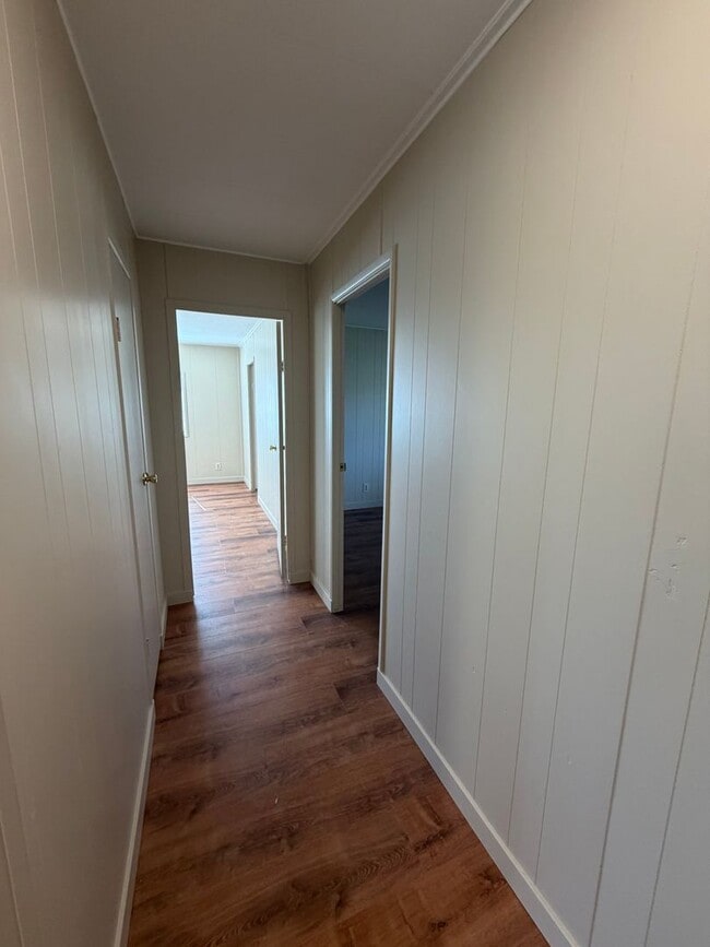 Building Photo - 3 Bedroom, 2.5 Bath - Three Bay garage