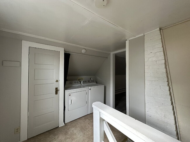 Building Photo - 2122 Elston St