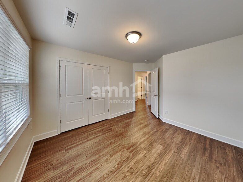 Building Photo - 5068 Trailwater Dr