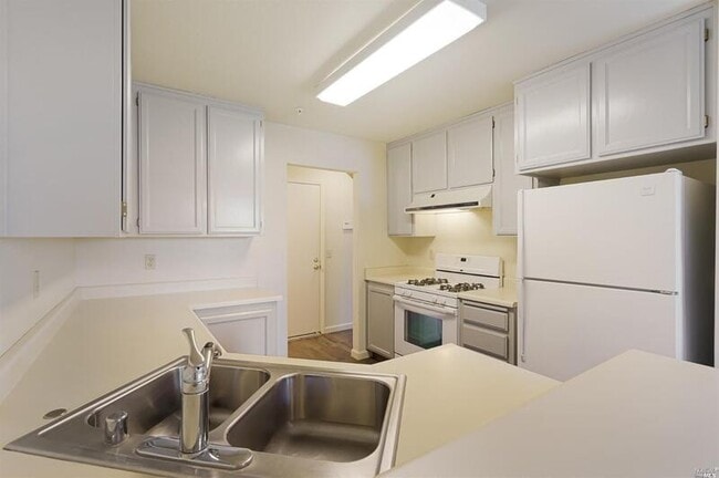 Building Photo - 7 Meridian Cir