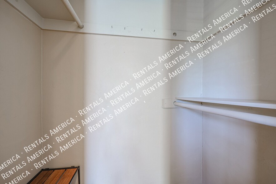 Building Photo - 2911 E Flower St