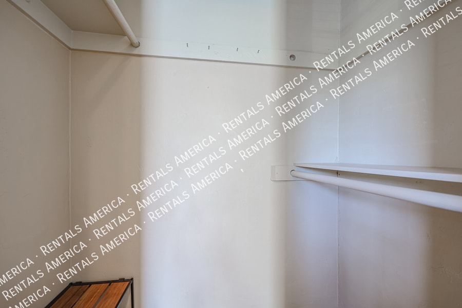 Building Photo - 2911 E Flower St