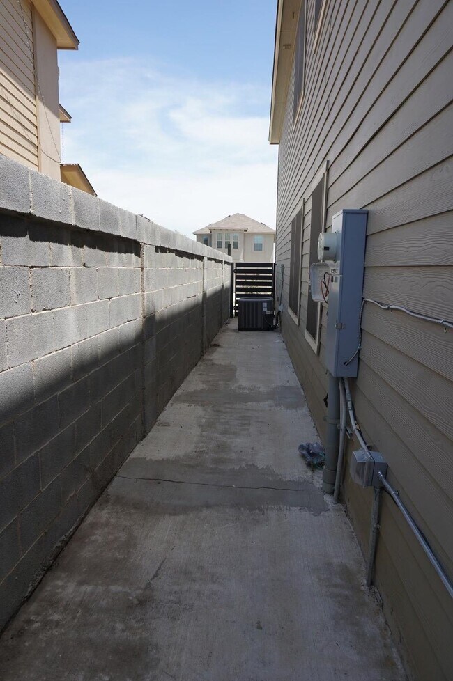 Building Photo - 4307 Regina Dr