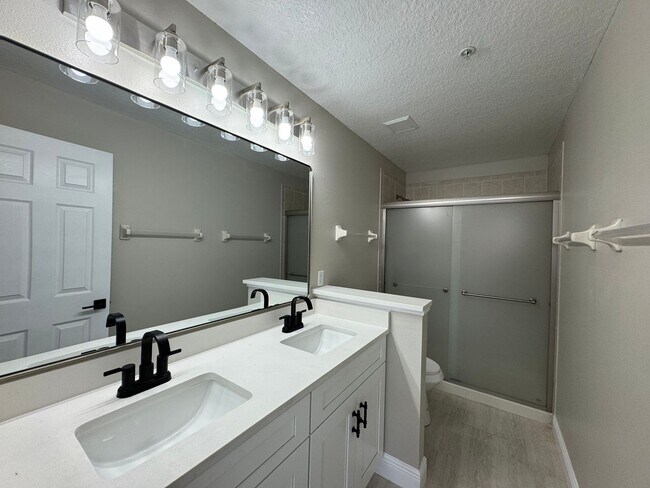Building Photo - Fully Renovated Townhome | Modern Quartz K...