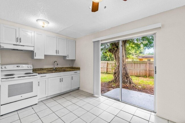 Building Photo - 4915 Gulfstream Rd