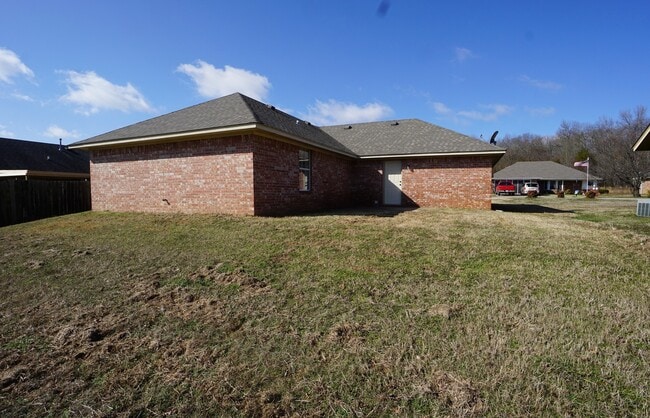Building Photo - 3 Bed 2 Bath House With 2 Car Garage.