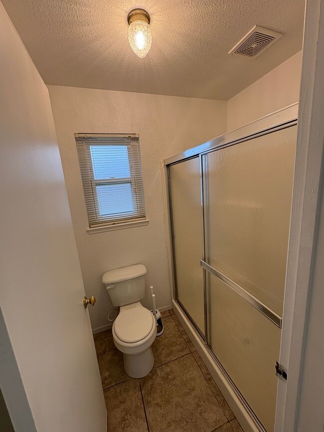 Building Photo - Charming home with Pool in Tulare Rent Ready!