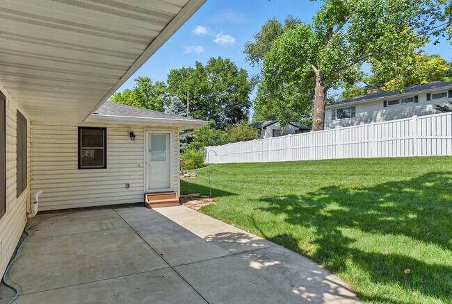 Building Photo - Spacious 4-Bedroom Home for Rent in Desira...