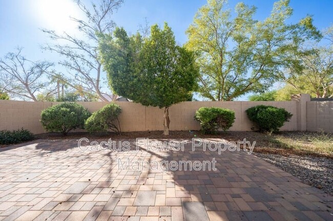 Building Photo - 970 N Willow St