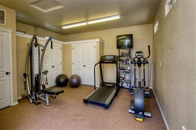 Building Photo - Immaculate Townhouse w/2 Car-Garage