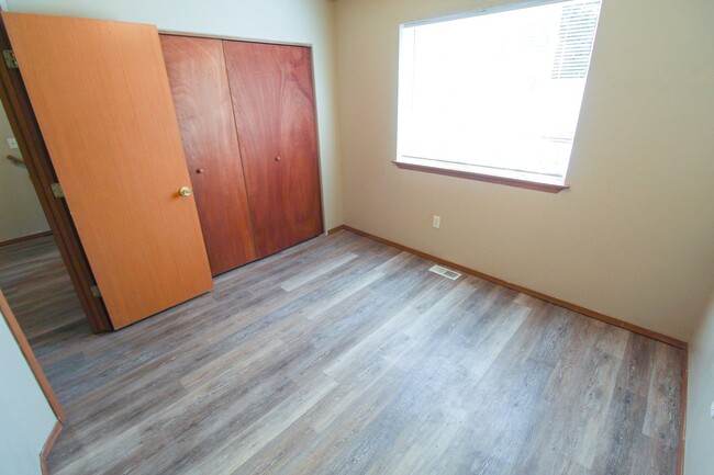 Building Photo - 407 E 8th Ave