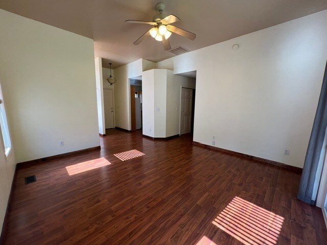 Building Photo - 3bed 3bath Great Meridian Location!