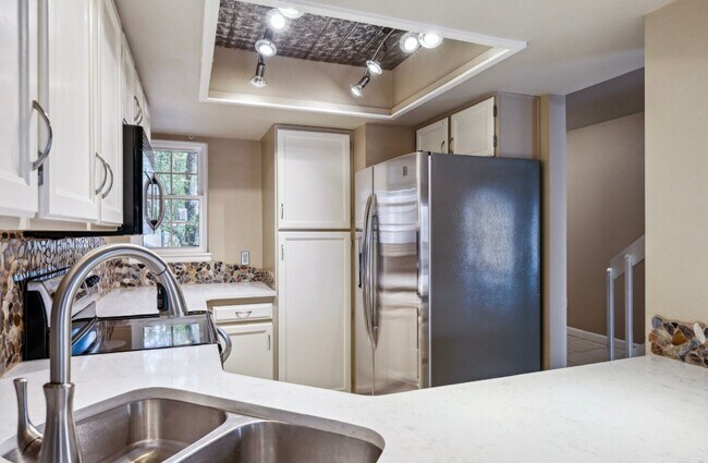Building Photo - $0 DEPOSIT OPTIONS. SPACIOUS 2 BED, 2.5 BA...