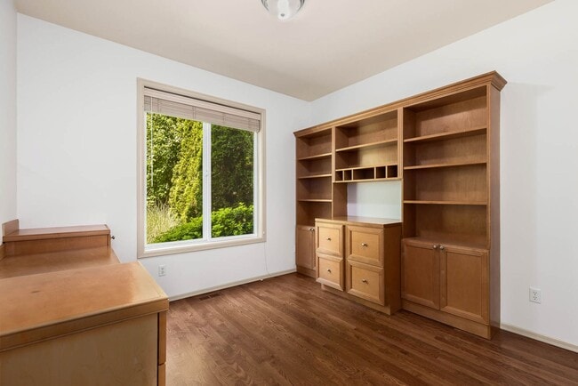 Building Photo - Elegant Redmond Retreat | 4 Bed + 2 Offices | Prime Cul-de-Sac Location