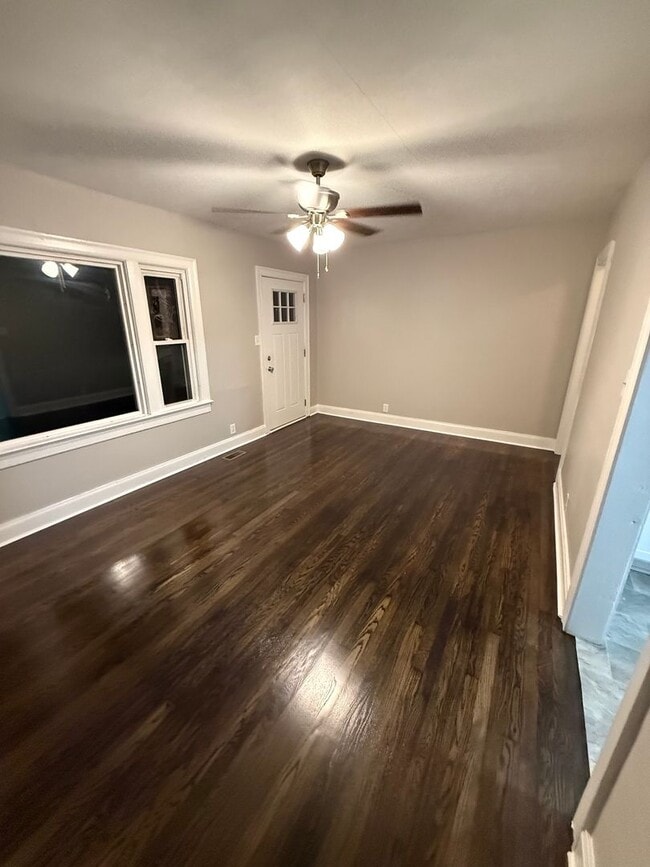 Building Photo - 2 Bedroom 1 Bath Home For Rent Near Madison Street!