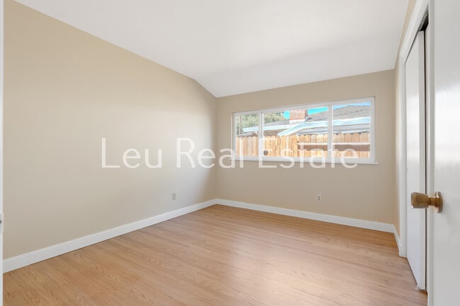 Building Photo - 6640 S Land Park Dr