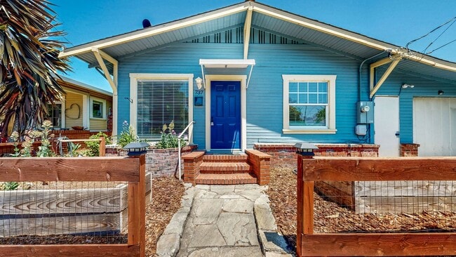 Primary Photo - Charming 2 Bedroom 1 Bathroom Single Famil...