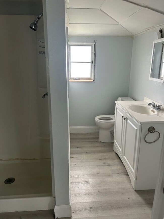 Building Photo - Well maintained 3/2 centrally located and available now!