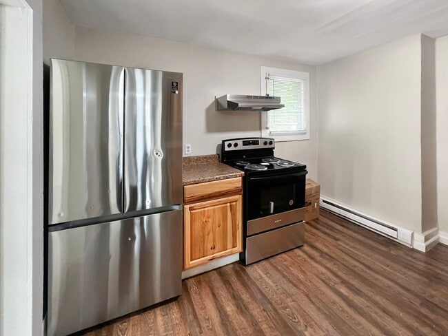 Building Photo - 200 Danis St