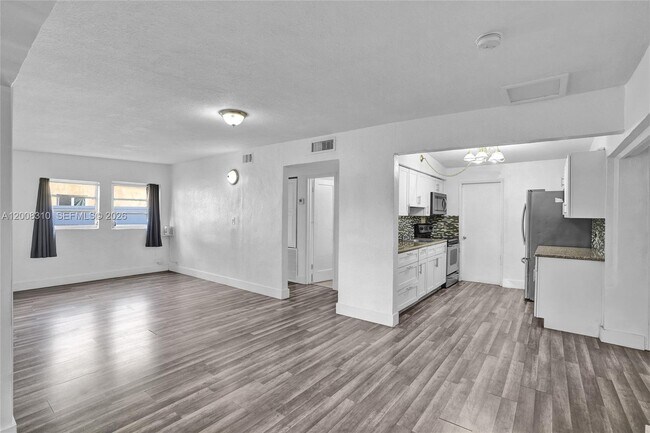 Building Photo - 2100 Service Rd