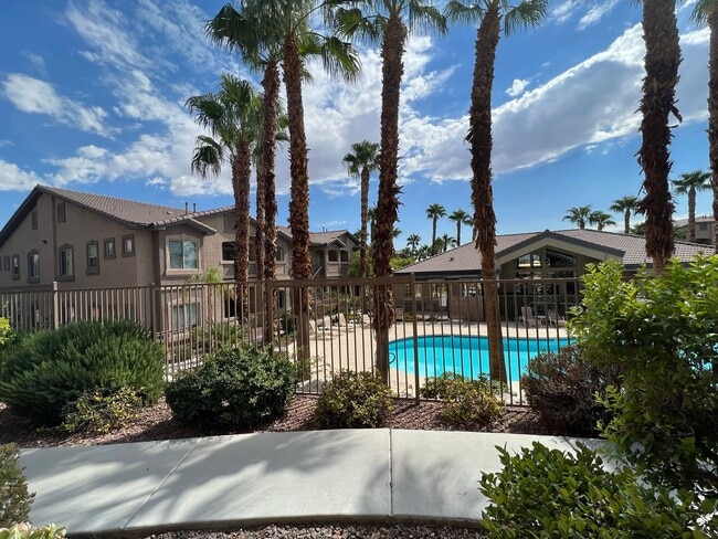 Building Photo - Beautifully remodeled 3 bedroom 2 bathroom downstairs condo right next to the pool!!
