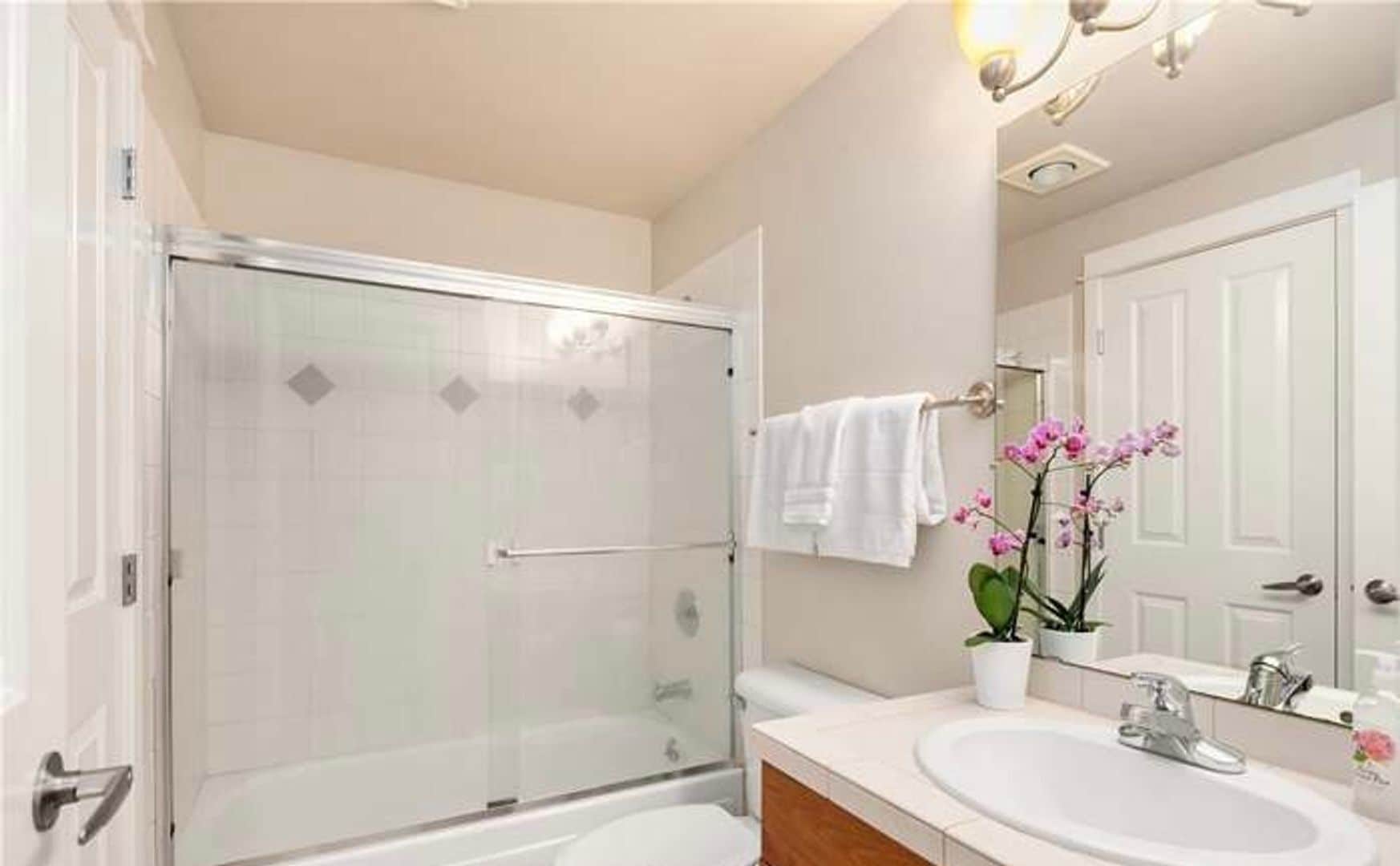 Building Photo - Spacious 2 Bed 1.5 Bath In Old Town Issaquah!