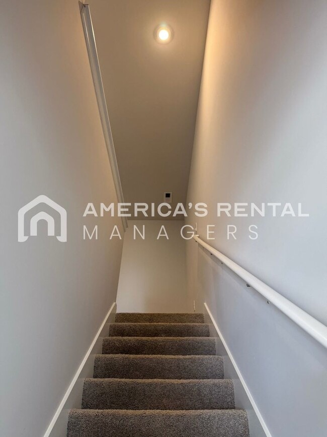 Building Photo - Escape to Lakeside Living in Lincoln! Available to View Now!