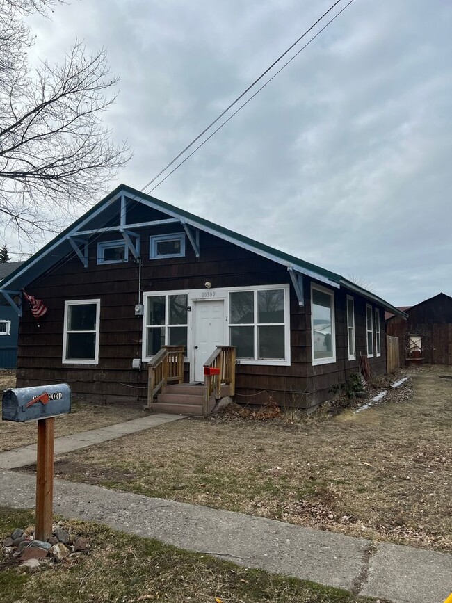 Building Photo - 2 bedrooms with bonus room!