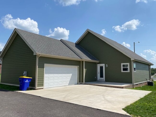 Building Photo - 2950 Smallhouse Rd