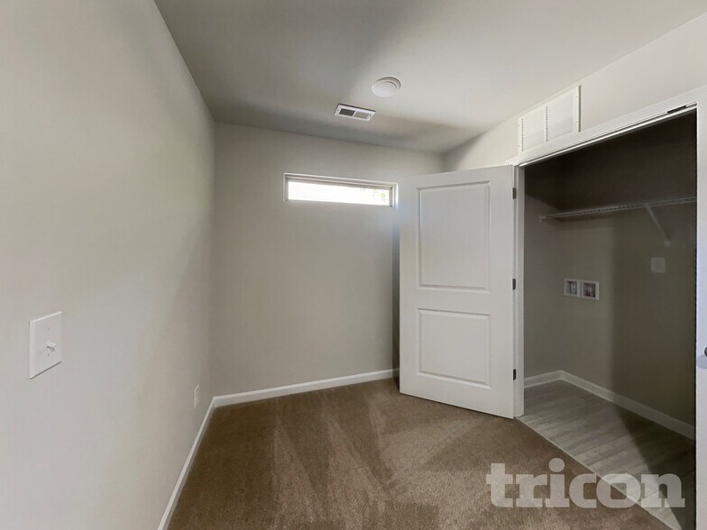 Building Photo - 229 Spring Knoll Dr