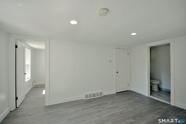Building Photo - 10 Old Hawleyville Rd