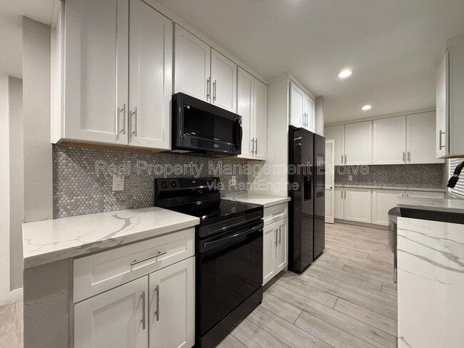 Building Photo - 606 E Royal Palm Square N