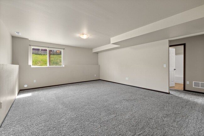Building Photo - 4 BED | 2 BATH | DOUBLE GARAGE | RAPID VALLEY