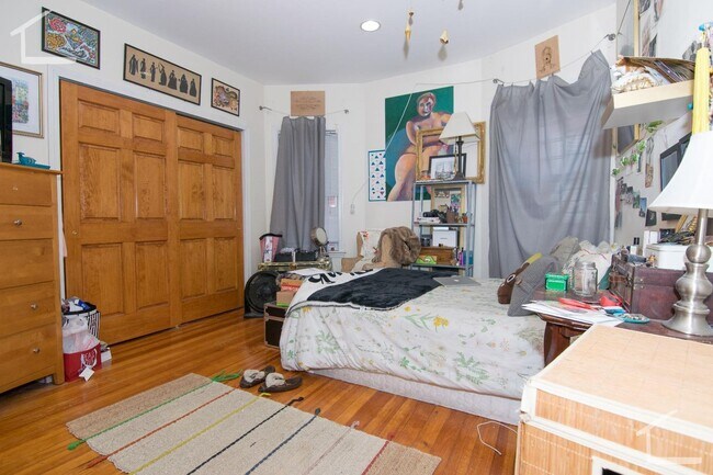 Building Photo - Huge 6 Bed 2 Bath Perfect for BU, Availabl...