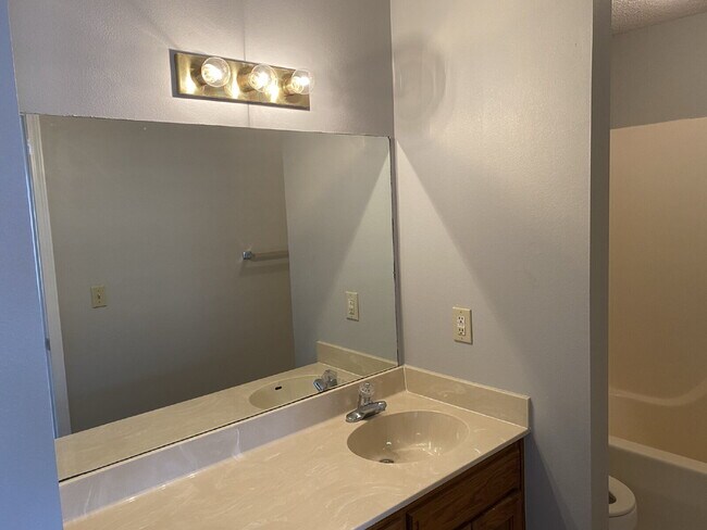 Building Photo - 503 Cammellia Dr Unit B