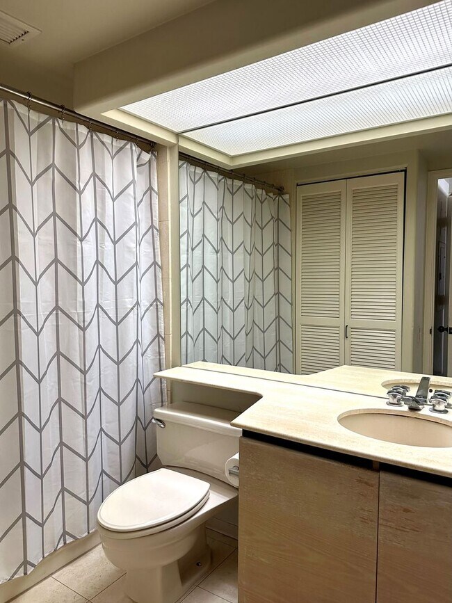 Building Photo - Subtly Furnished Honolulu Park Place 2BR/2BA/2PK Ocean View