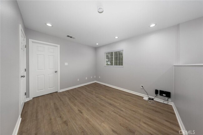 Building Photo - 642 N 6th Ave