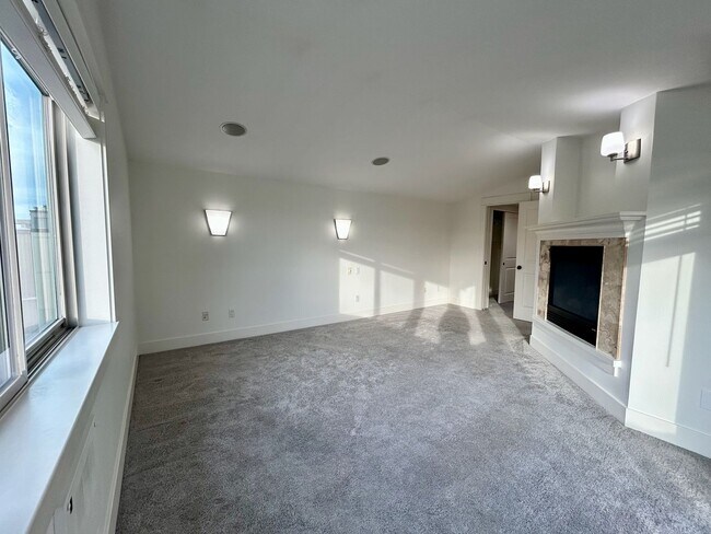 Building Photo - Queen Anne Townhouse