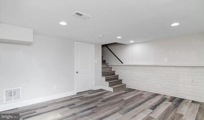 Building Photo - 1046 Elm Rd