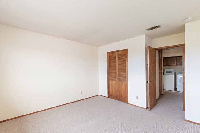 Building Photo - STUNNING BAY PARK 2BD/2BA CONDO WITH BAY V...