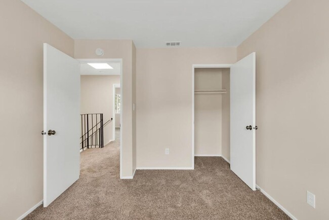 Building Photo - Updated 3 Bed 1.5 Bath Townhome