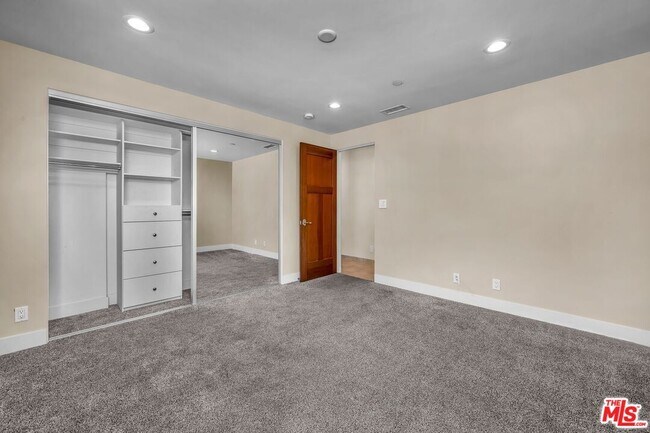 Building Photo - 308 Gull St