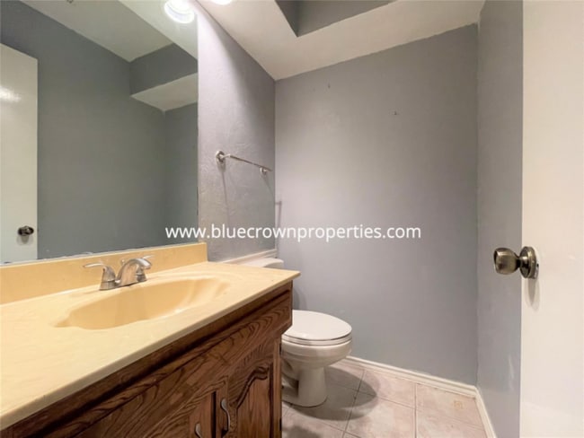 Building Photo - 1920 Oakbluff Dr