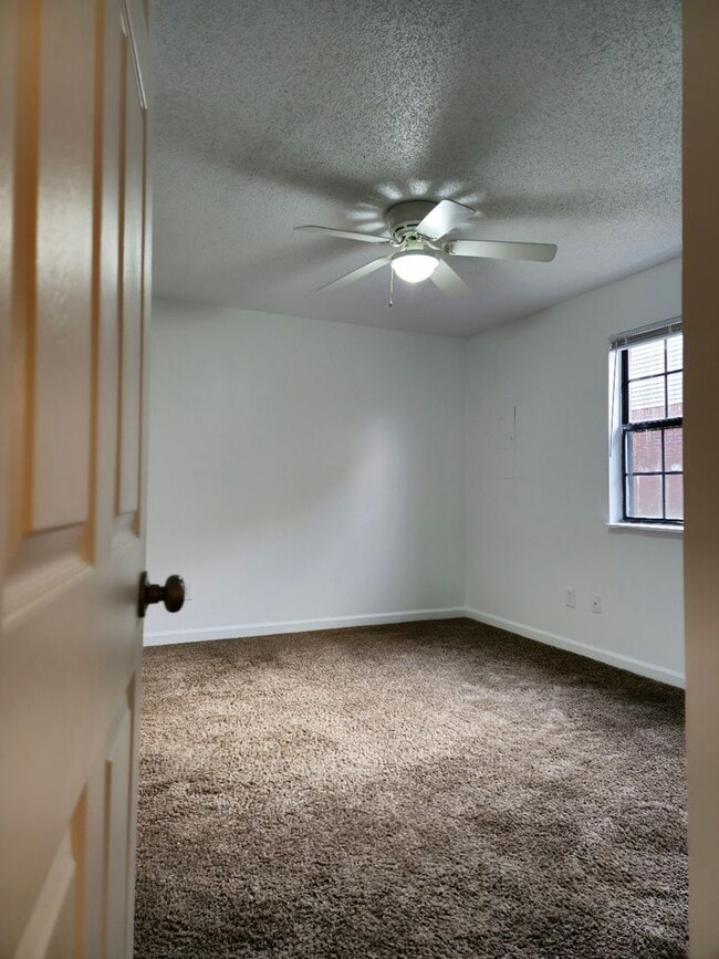 Building Photo - **Deposit moves you in! First month Free!** Gorgeous 4 bed 2 bath unit available now!