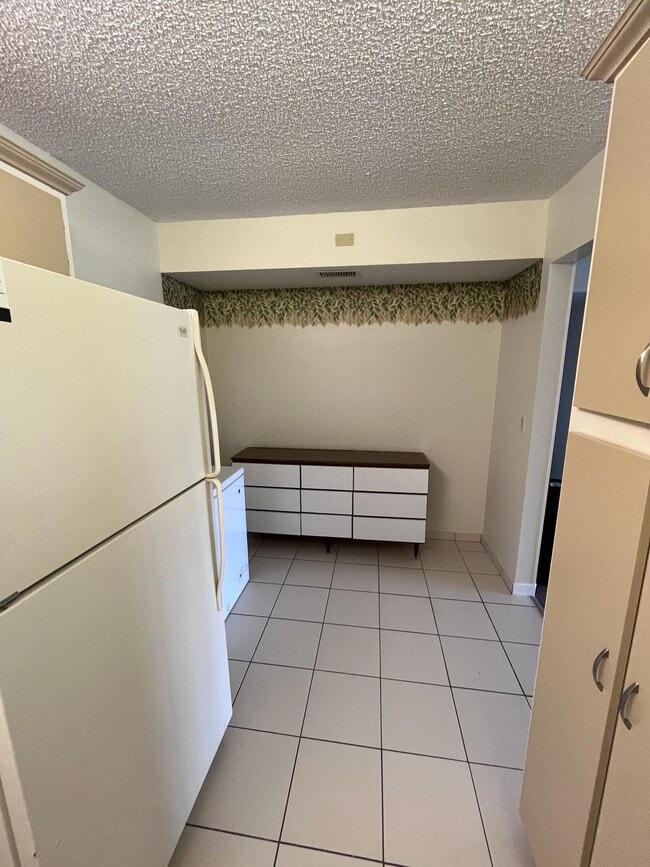 Kitchen - 1002 Green Pine Blvd