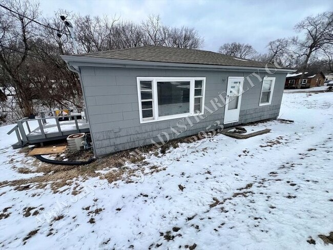 Building Photo - Updated 2 Bedroom 1 Bath House in North KC-Available NOW!!