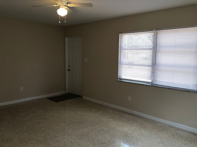 Building Photo - Quaint 2/1.5 bath home