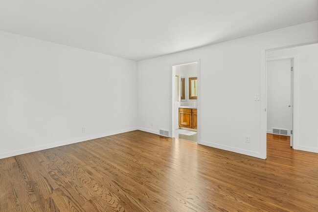 Building Photo - Beautiful West Facing Houghton Home with p...