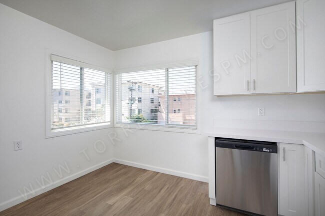 Building Photo - 2 WEEKS FREE!!! 2 BR with Partial Bay Views and Parking!
